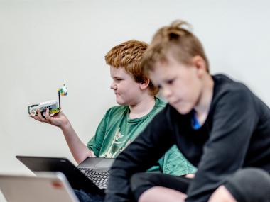 To drenge, der undervises i teknologiforståelse